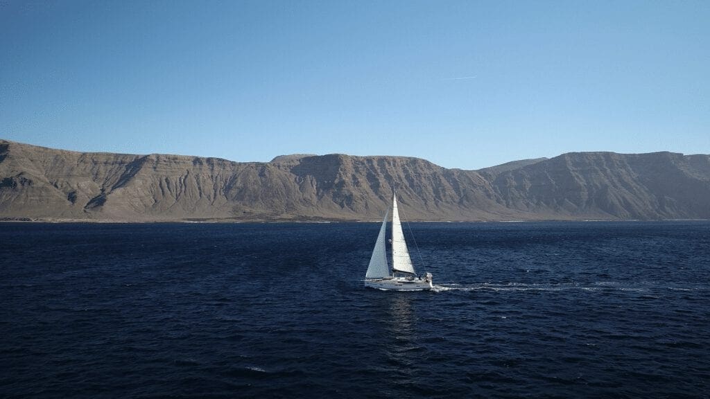 Auf diesem Bild siehst Du eine Lava Charter Yacht beim Segeln auf dem Rio zwischen La Graciosa und Lanzarote unter Traumbedingungen