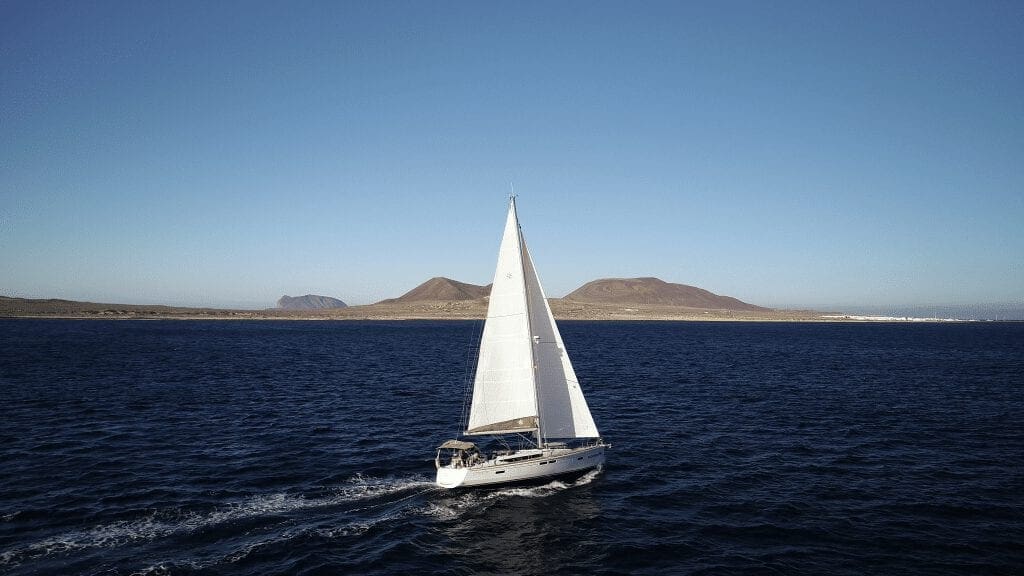 Das Bild zeigt eine Segelyacht der Flotte Lava Charter, Segelyacht vor La Graciosa / Kanaren