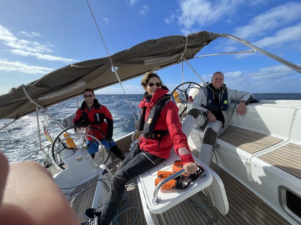 Auf diesem Bild siehst Du eine Crew beim RYA-Training auf Lava Charter Segelyacht